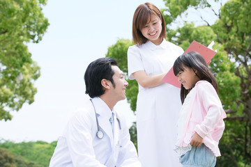 会話する男性医師と患者