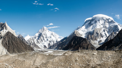 Montagnes K2 et Broad Peak avec les glaciers Godwin-Austin et Baltoro, Pakistan