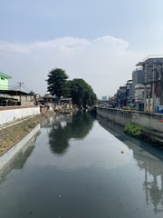 Fototapeta na wymiar Canal à Jakarta, Indonésie
