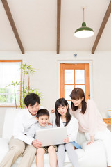 Fototapeta premium ノートパソコンを見る家族