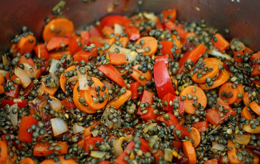 Lentejas con pimientos y zanahorias. Guiso. Cocina mediterránea
