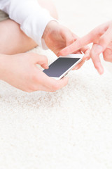 スマホゲームをする子供