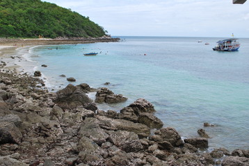 Fototapeta na wymiar The view of the rocks on the beach and the sea.