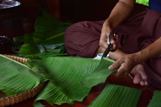 Making flower garlands and banana leaves from Thailand.