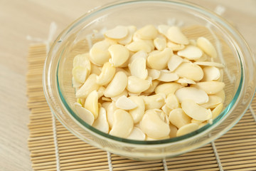 Fototapeta na wymiar White beans after remove the skin in a glass bowl