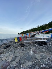 Bateaux de pêches sur une plage de galets à Amed, Bali, Indonésie