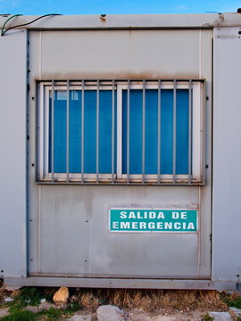 Salida de emergencia enrejada
