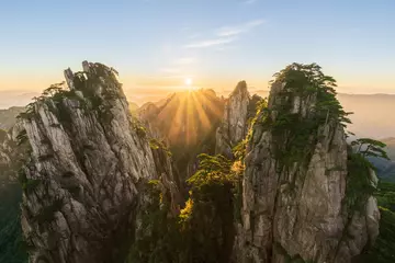 Photo sur Plexiglas Monts Huang Landscape of Mount Huangshan (Yellow Mountains). UNESCO World Heritage Site. Located in Huangshan, Anhui, China.