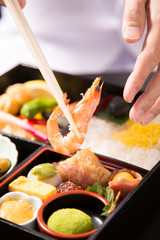 懐石弁当の盛り付けをする手元