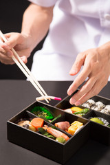 懐石弁当の盛り付けをする手元