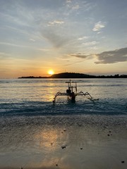 Bateau de pêche au coucher de soleil, plage à Gili Meno, Indonésie