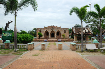 Fototapeta premium PATTANI, THAILAND -JULY 10, 2014: Historic Kru Se mosque which is made of bricks with round pillars. The mosque represents a unique Islamic civilization of the Kingdom of Pattani in Thailand.