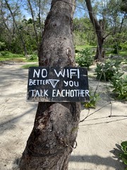 Panneau "pas de wifi" sur une plage à Gili Meno, Indonésie