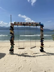 Balançoire sur une plage à Gili Meno, Indonésie