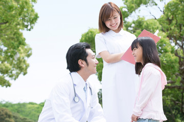 Obraz premium 談笑する医師と子供