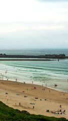 playas del norte de España con cursos de surf para principiantes en marea baja 