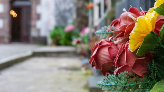 flores de pl&aacute;stico de un cementerio, deterioradas, viejas desarregladas. 