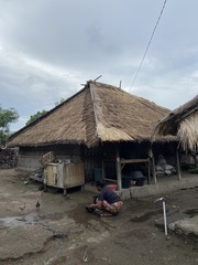 Hutte traditionnelle en paille d'un village à Lombok, Indonésie