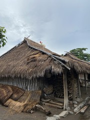Maison traditionnelle en paille d'un village à Lombok, Indonésie