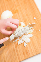 玉葱を切る女性の手元