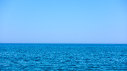 Obraz premium Sea horizon and blue serene sky