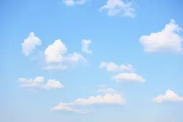 Foto op Plexiglas Blauwe lucht met zeldzame witte wolken, © Roman Sigaev