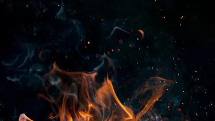 Foto auf Acrylglas Feuer Feuerflammen mit Funken auf schwarzem Hintergrund, Nahaufnahme