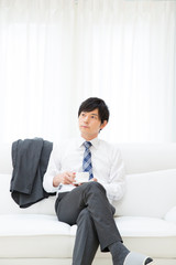 コーヒーを飲むビジネスマン