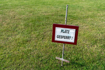 Platz gesperrt Schild auf einem Fußballplatz