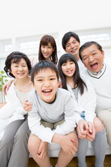 Fototapeta premium 笑顔の三世代ファミリー