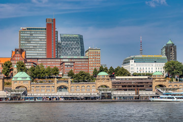 Hansestadt Hamburg Panorama Elbe und Landungsbrücken