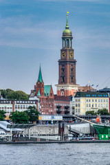 Naklejka premium Hansestadt Hamburg Elbe und Landungsbrücken mit Hauptkirche St. Michaelis (Michel) und Schwedische Gustaf-Adolfs-Kirche