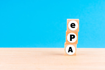 Das Wort ePA für die elektronische Patientenakte als Buchstaben 