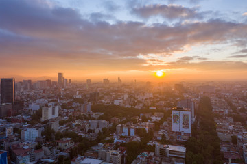 Naklejka na ściany i meble Vista aérea del amanecer en la Ciudad de México sobre el Parque México con vista a Paseo de la Reforma