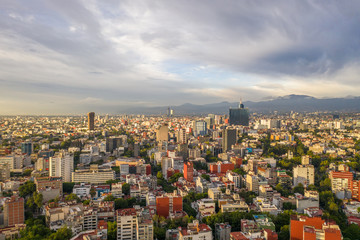 Espectacular vista aérea de la Ciudad de México, sobre la colonia Hipódromo Condesa, con vista al sur de la ciudad durante el amanecer
