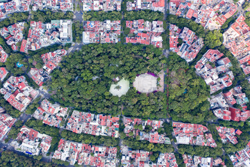 Vista aérea cenital sobre el Parque México y Av. Amsterdam en la colonia Hipódromo Condesa de la...