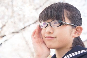 眼鏡の女子中学生