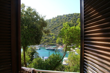Widok z pokoju hotelowego na zatokę Hvar w Chorwacji.