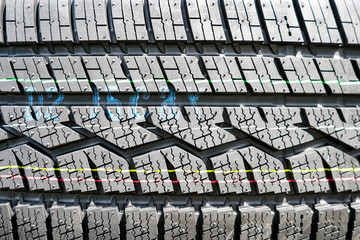 asymmetrical tread pattern of an all season tire
