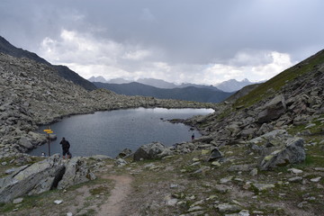 Fototapeta na wymiar Valmenier, alpes, roches noires lac