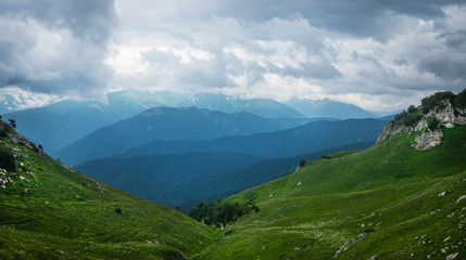 Naklejka premium beautiful mountain landscape on a cloudy summer day