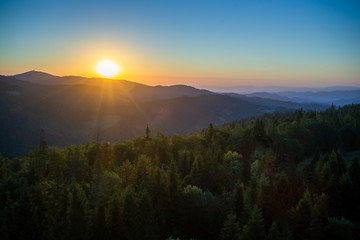 Gorce letni świt. wschód słońca widziany z wierzy widokowej na Magurkach. © Piotr Szpakowski