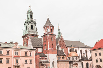 Fototapeta na wymiar Paisaje urbano. Vista de edificios coloridos de las calles de Polonia.