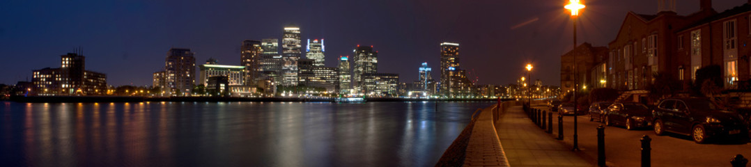 night view of canary wharf 