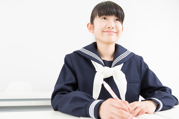 勉強をする女子中学生