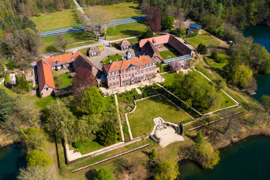 Germany, Hesse,&nbsp;Kahl&nbsp;am Main, Helicopter view of&nbsp;Schloss Emmerichshofen in summer