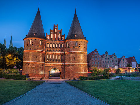Germany, Schleswig-Holstein, Lubeck,&nbsp;Holsten Gate at dusk