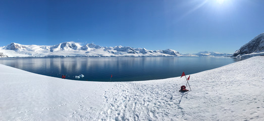 Gletscher in Antarktis - Eisberge und Schnee