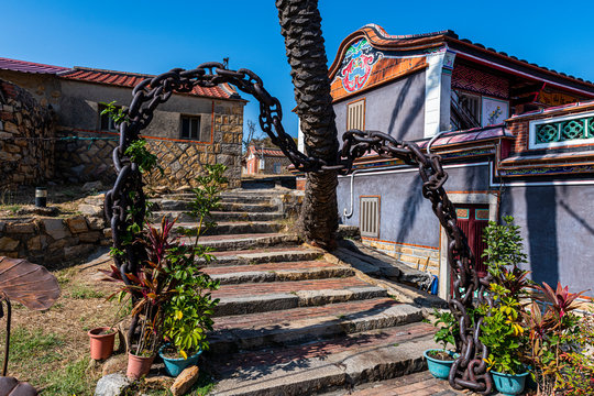 Taiwan, Kinmen, Jinsha, Thick chain arching over steps in Kinmen Folk Culture Village