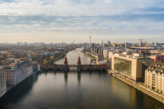 Germany, Berlin, Aerial view of&nbsp;Oberbaum&nbsp;Bridge and river Spree canal